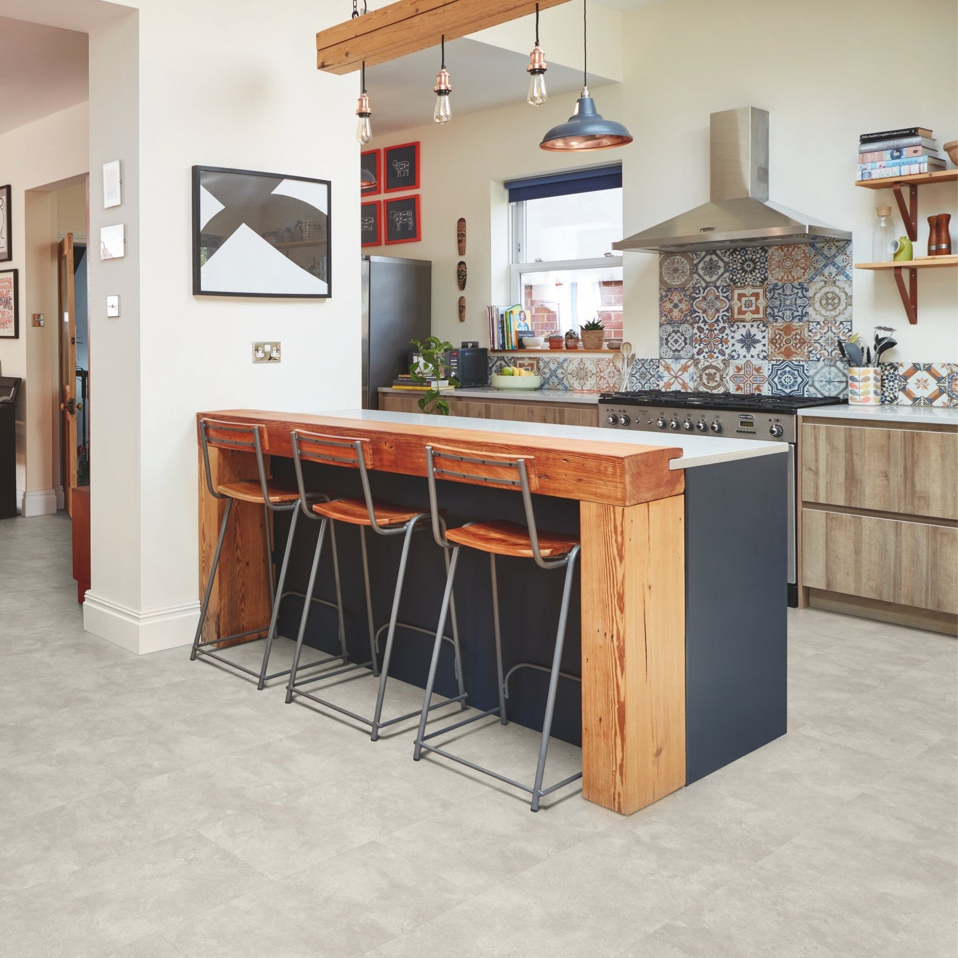 Modern kitchen with wooden island and bar stools, open shelving, on a grey stone-effect luxury vinyl tiles.

layout-kitchen